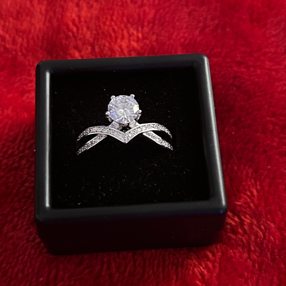 Luxury Moissanite Diamond 1.0 CT‎ ring size 9